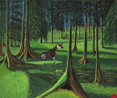 Ein Reh steht in einem dichten, grünen Wald mit hohen Bäumen.