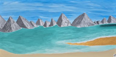 Berglandschaft im Hintergrund mit türkisfarbenem Wasser und sandy Strand im Vordergrund.